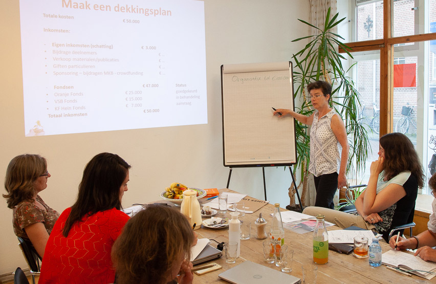 Marion Etman geeft uitleg tijdens de cursus fondsenwerving